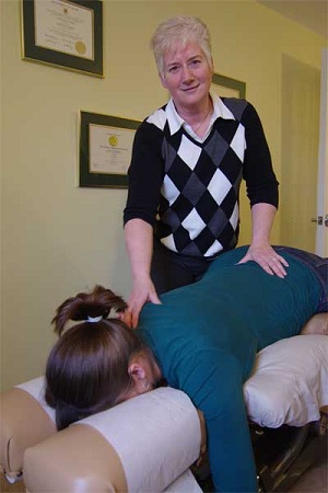pregnant woman is treated by chiropractor